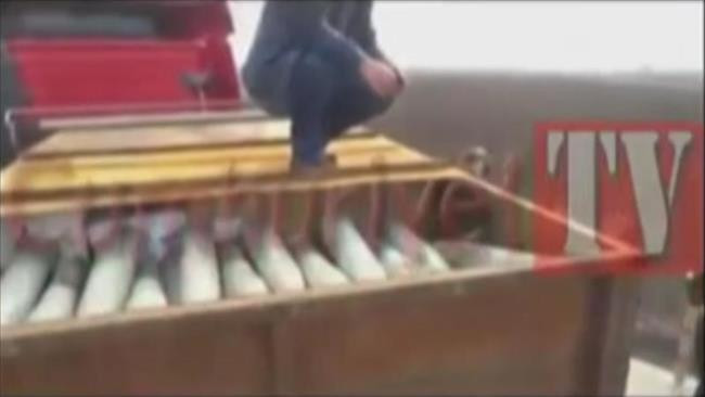 Một đoạn trong phóng sự của truyền hình Thổ Nhĩ Kỳ cho thấy nhiều xe tải chở đạn pháo, được ngụy trang trong hàng cứu trợ được Cơ quan tình báo Thổ Nhĩ Kỳ áp tải sang Syria hồi năm ngoái. Ảnh: RT.