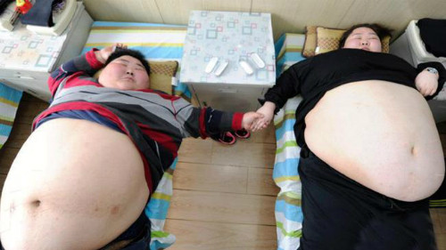 Lin Yue và Deng Yang nặng tổng cộng gần 400 kg, theo thông tin từ trang Central European News. Sau 5 năm kết hôn, cặp vợ chồng đều 30 tuổi này vẫn chưa thể gần gũi vì quá béo.