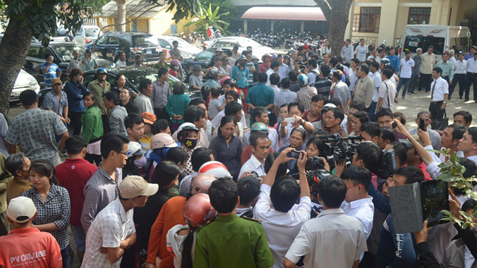 Ông Huỳnh Văn Nén và bà con hàng xóm tại buổi xin lỗi.