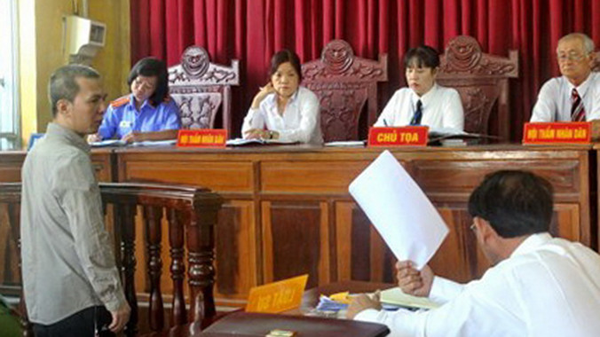 Bị cáo, luật sư và Hội đồng xét xử với lệnh truy nã có ảnh ông T.