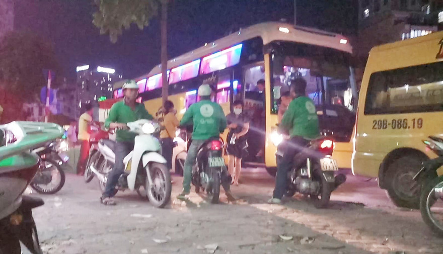 Nhà xe Hà Sơn – Hải Vân chạy tuyến cố định có đăng ký lốt ở bến cũng tìm cách lách luật hoạt động đón trả khách, chở hàng chủ yếu ở các phòng vé, bến cóc. Ảnh: Chụp tối ngày 5/7, 2 chiếc xe Hà Sơn – Hải Vân vẫn ngang nhiên đón khách tại văn phòng ở đường 