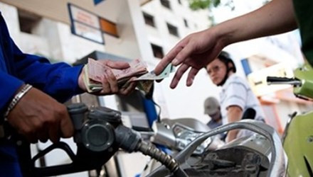 Giá xăng giảm 385 đồng/lít từ 15h hôm nay