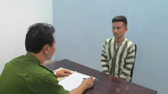 Cơ quan công an đang lấy lời khai đối tượng. Ảnh: Thiên Long.