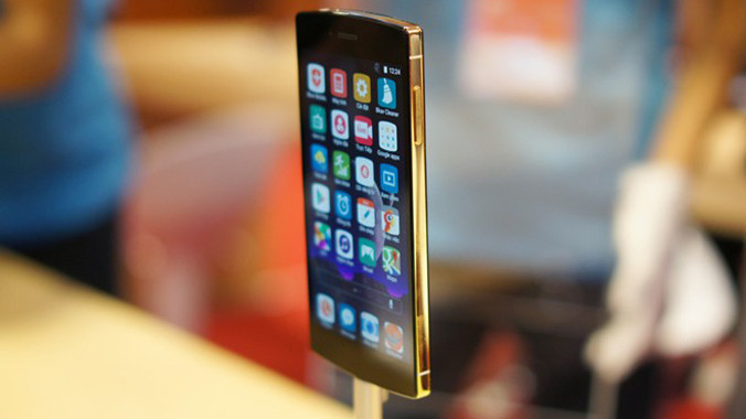 Nhu cầu mua Bphone phiên bản mạ vàng nằm ngoài dự kiến của Bkav. Cứ 5 chiếc Bphone được đặt thì có một chiếc mạ vàng. Ảnh: Thành Duy.