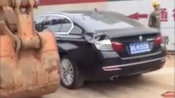 Dùng máy xúc hất văng BMW tiền tỷ