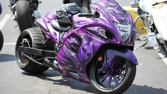 Một phiên bản độ với bánh sau lớn đầy phá cách đi kèm dàn áo tím được vẽ graffiti với màu tím đầy ma mị.