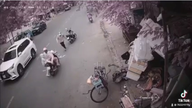 Người phụ nữ bán nước và người đi đường "hôi" tiền của cô gái. Ảnh cắt từ clip