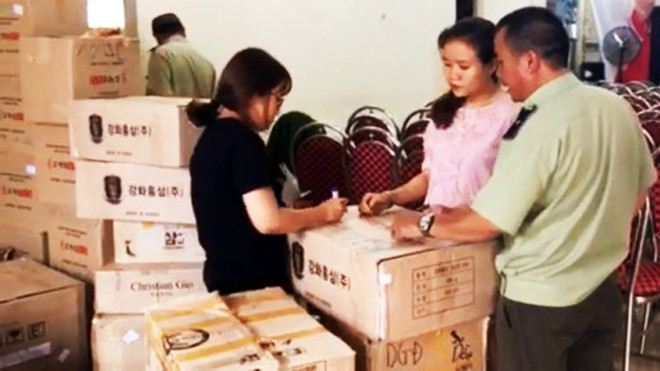 Cán bộ chức năng tiến hành kiểm tra