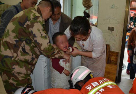 Em bé 3 tuổi bị mắc kẹt trong phần sấy của máy giặt.Ảnh: Shanghaidaily