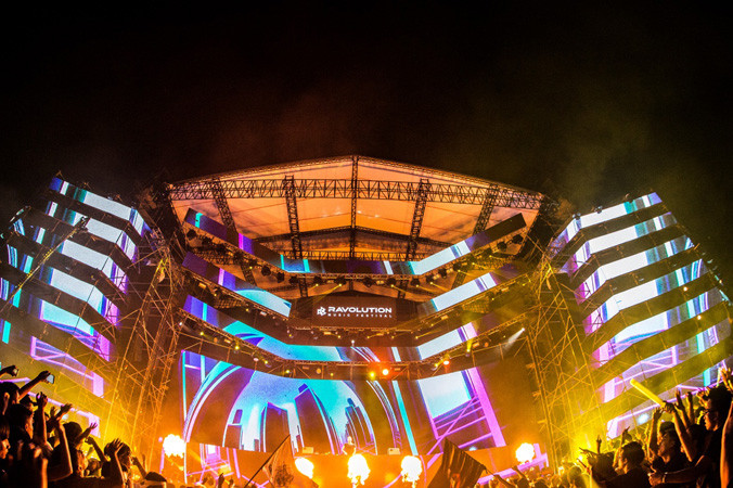 Sân khấu hoành tráng và được đầu tư kỹ lưỡng mang đến những trải nghiệm tuyệt vời nhất cho khán giả.