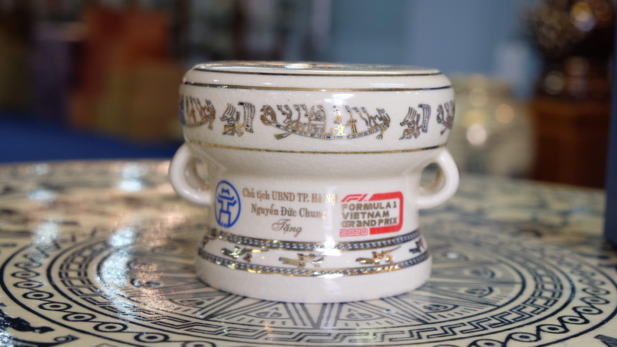 Cận cảnh trống đồng gốm Chủ tịch Hà Nội tặng báo chí quốc tế