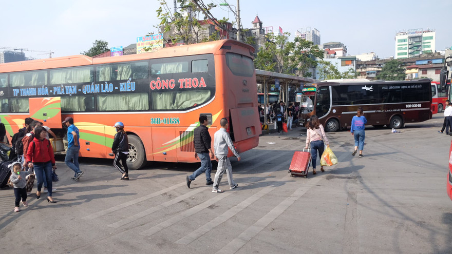 Ngày 1/2 (tức 27 Tết) là ngày làm việc cuối cùng trước kỳ nghỉ Tết. Thông thường đây là thời điểm dòng người về quê ăn Tết. Thế nhưng các bến xe lớn ở Hà Nội đều vắng khách.