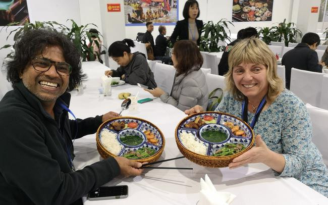 Phóng viên quốc tế thích thú với những món ẩm thực độc đáo của Hà Nội