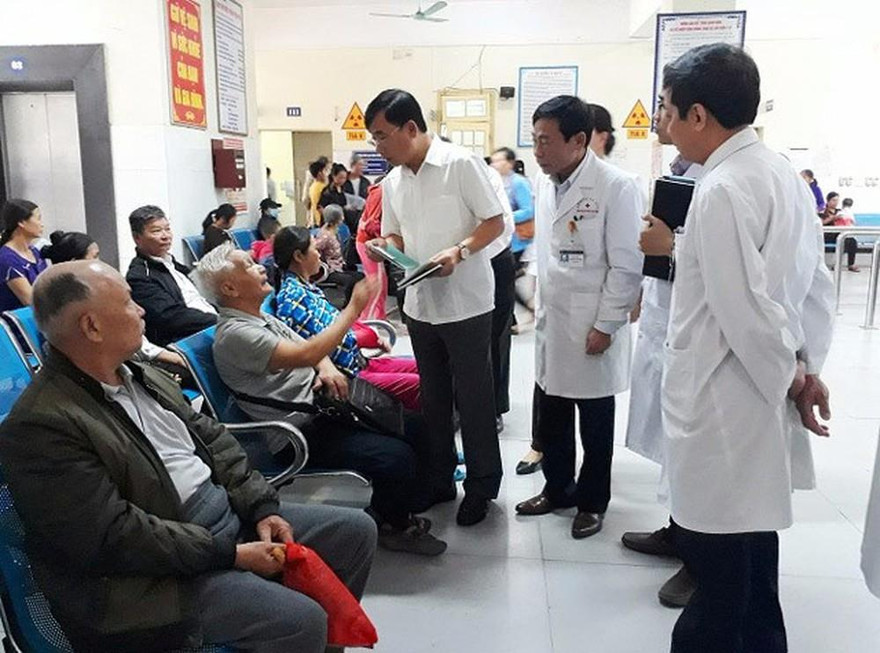 Lãnh đạo Sở Y tế Hà Nội kiểm tra khâu đón tiếp bệnh nhân tại một bệnh viện