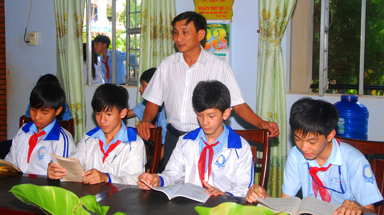 Thầy Hằng (đứng) nhận lỗi về thư viện quá chật