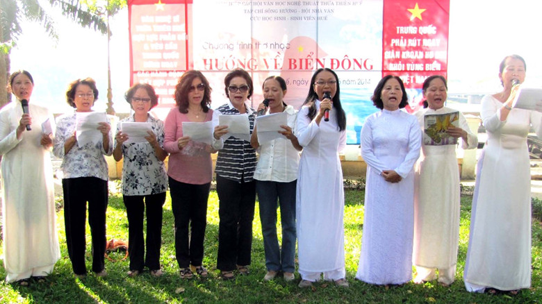 Hàng trăm người cùng cất tiếng hát hướng về biển Đông 