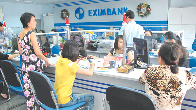 Khách hàng giao dịch tại Eximbank
