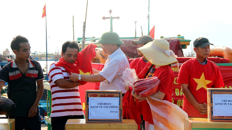  Ngư dân Đà Nẵng khoác trên người chiếc áo in hình cờ Tổ quốc thể hiện quyết tâm bám biển. Ảnh: Hoài Văn