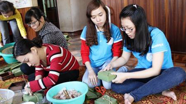 Trà My (hàng trên) gói bánh chưng tặng người nghèo