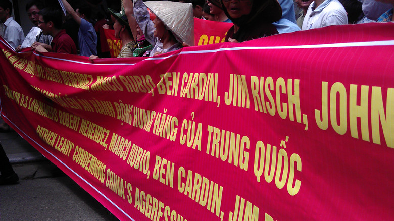  Biểu ngữ cảm ơn các nghị sĩ Mỹ bằng tiếng Việt và tiếng Anh xuất hiện trên đường phố Hà Nội hôm 11/5 