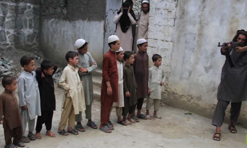 Các học sinh ở đây không chỉ đến từ Afghanistan, mà còn từ Pakistan và là con của chính các phiến quân IS. Ảnh: RT.