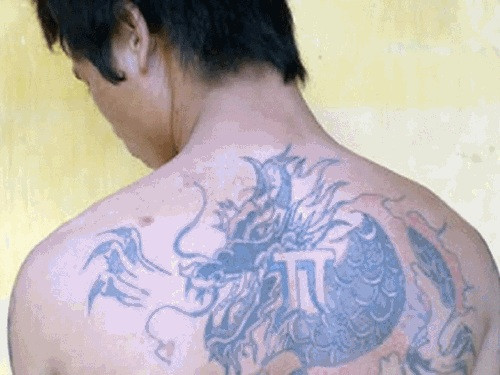 Trần Văn Nhị với hình xăm đầu rồng trên lưng.