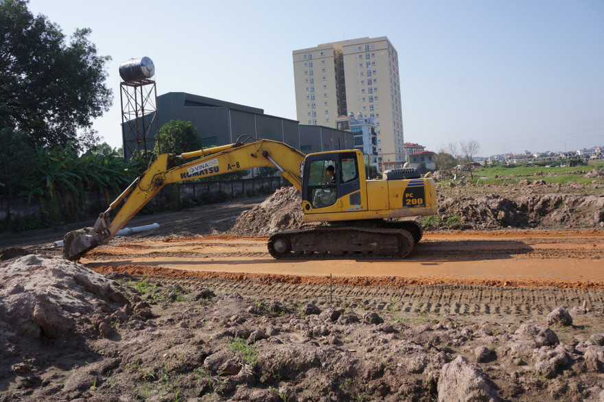 Đơn vị thi công đường vành đai 3.5 bất chấp cảnh báo vẫn san ủi mặt bằng gò Mỏ Phượng và Dền Rắn. Ảnh: FB Di chỉ Vườn chuối