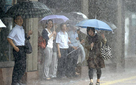 Mưa lớn đã bắt đầu xuất hiện ở Fukuoka hôm 7/7 (Ảnh: Kyodo)