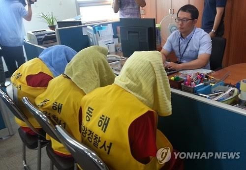 Các nghi phạm người Indonesia tại cơ quan cảnh sát Hàn Quốc. (Nguồn: Yonhap)