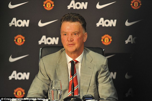 Van Gaal trong buổi ra mắt