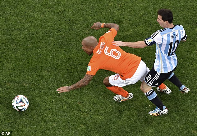 Messi bất lực trong sự kèm cặp của De Jong