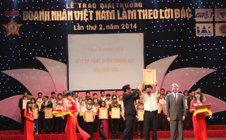 Hoa Anh Đào nhận giải thưởng Doanh nhân làm theo lời Bác