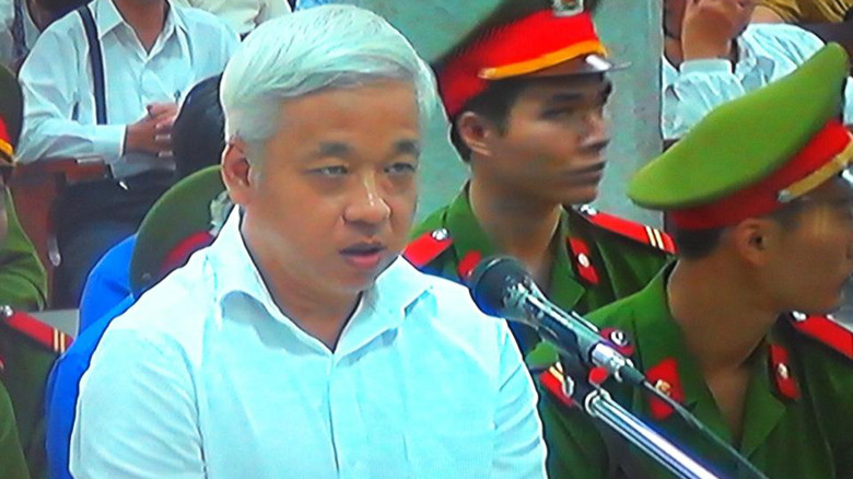 Bị cáo Nguyễn Đức Kiên trả lời thẩm vấn của HĐXX ngày 20/5. Ảnh: Bảo Thắng 