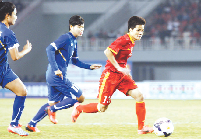  ĐT nữ Việt Nam (phải) sẽ vượt lên trước Thái Lan trong trận cầu lịch sử tối nay?. Ảnh: T.Vũ