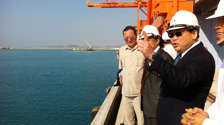 Phó Thủ tướng Hoàng Trung Hải thị sát Nhà máy nhiệt điện Vĩnh Tân. Ảnh: Phong Cầm