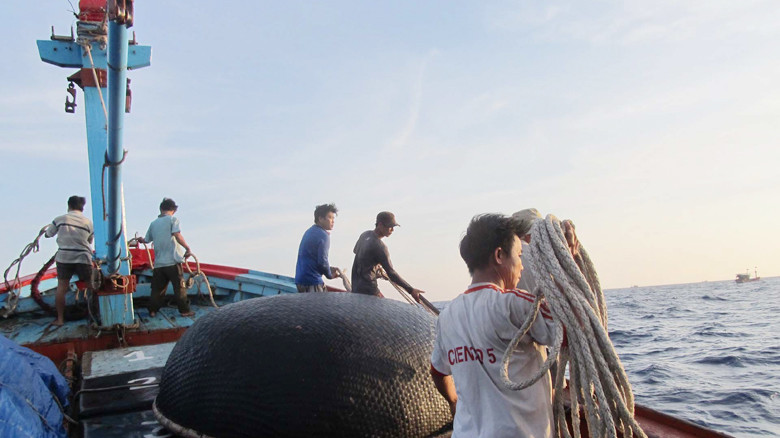 Ngư dân triển khai đánh bắt từ sáng sớm giữa Hoàng Sa. Ảnh: Nam Cường