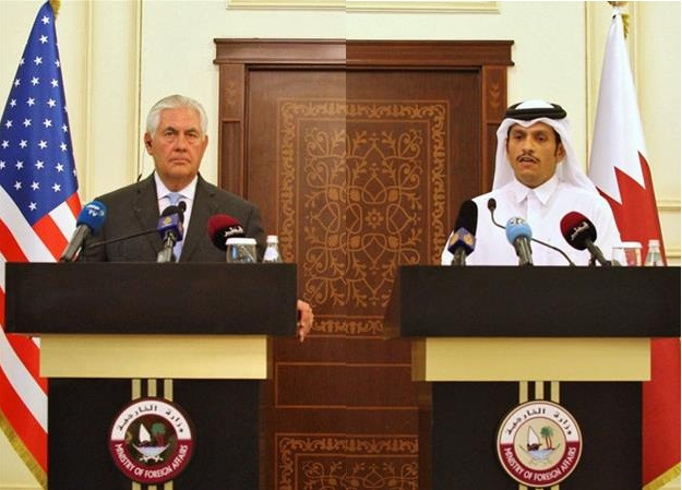 Ngoại trưởng Qatar Sheikh Mohammed bin Abdulrahman Al Thani và người đồng cấp Mỹ Rex Tillerson trong cuộc họp báo chung ngày 11/7 ở Doha. Ảnh: Reuters