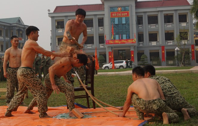 Cận cảnh đặc công biệt động mình đồng da sắt