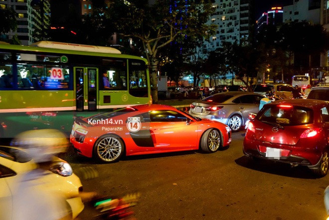 Siêu xe 13 tỷ của Đông Nhi và Ông Cao Thắng nổi bật trên đường phố Sài Gòn