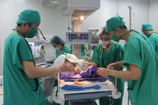 Chăm sóc bệnh nhi sau khi mổ bắt thai