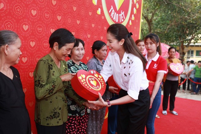 Các nghệ sĩ mang Tết đến với các bản làng