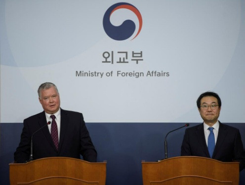 Đặc phái viên Mỹ Stephen Biegun (bìa trái) trong cuộc họp báo tại Seoul hôm 16/12. (Ảnh: Reuters)