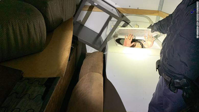 Một người trốn trong máy giặt bị phát hiện. (Ảnh: CNN)