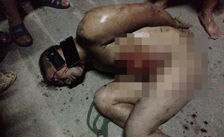 Hình ảnh tên trộm bị người dân bắt trói, lột truồng và hành hung lan truyền trên mạng internet.