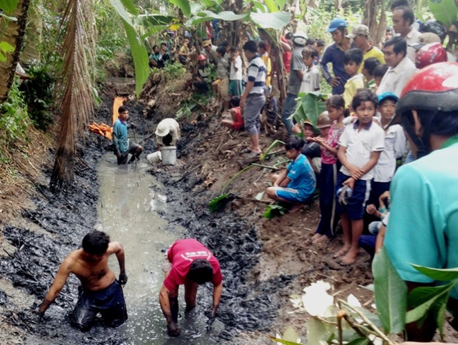 Sau khi Xuyến và Duyên bị bắt, cơ quan điều tra tổ chức tìm hung khí gây án tại ao gần hiện trường ở xã Đại Ân 2.