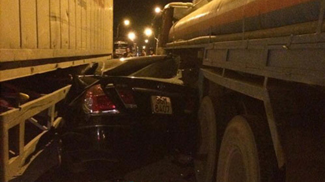 Chiếc xe ô tô con hiệu Camry bị ép bẹp dúm