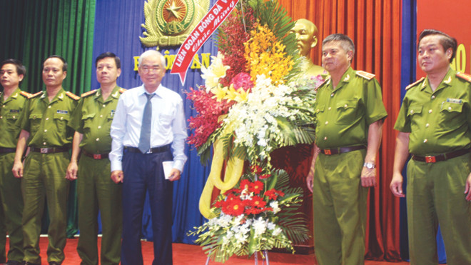 Chủ tịch VFF Lê Hùng Dũng (áo trắng) gặp gỡ lãnh đạo Cục C45 để trao đổi về công tác phòng chống cá độ, dàn xếp tỷ số trận đấu trong bóng đá Việt Nam. ảnh: T.Vũ 