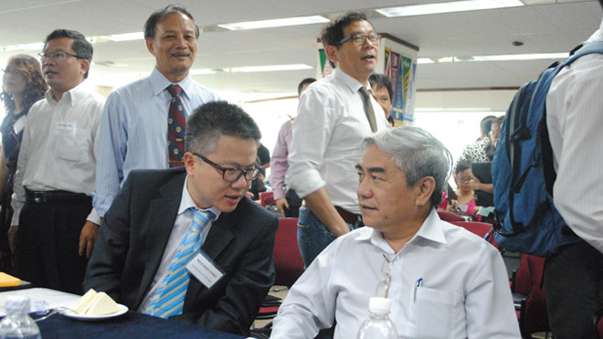 GS Ngô Bảo Châu (áo vest đen) tại buổi Đối thoại giáo dục Đại học. Ảnh: Quý Hiên 