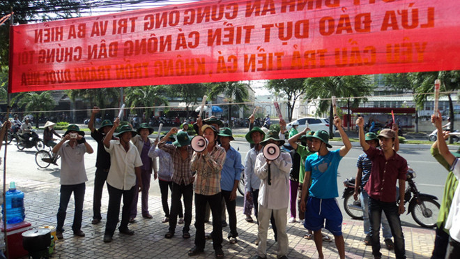 Người nuôi cá tra căng biểu ngữ, gọi loa đòi nợ doanh nghiệp chế biến là hình ảnh quen thuộc ở ĐBSCL. Ảnh: Sáu Nghệ