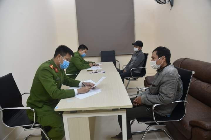 Công an làm việc với hai đối tượng. Ảnh: Công an tỉnh Phú Thọ.